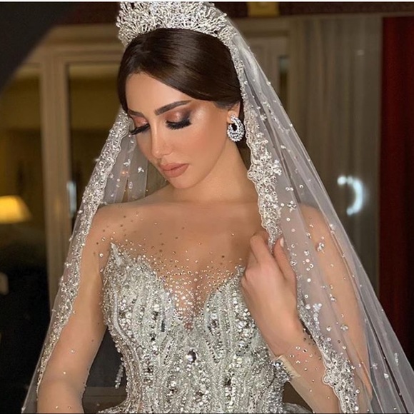 Bridal emerald green cluster curved earrings - Picture 3 of 5